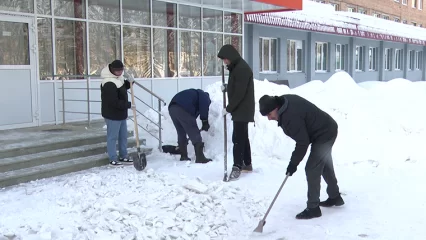 Приезжие рабочие «Нижнекамскнефтехима» вышли на уборку территории у детской больницы