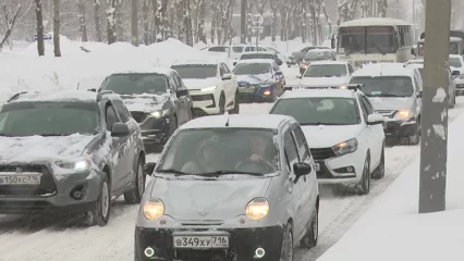 Нижнекамск снова встал в пробках из-за обильного снегопада