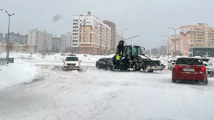 В Нижнекамске на перекрестке столкнулись легковушка и трактор