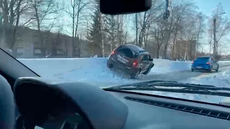 В Нижнекамске кроссовер вылетел с дороги на обочину