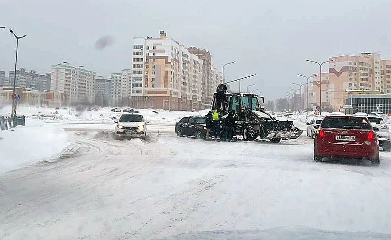 В Нижнекамске на перекрестке столкнулись легковушка и трактор