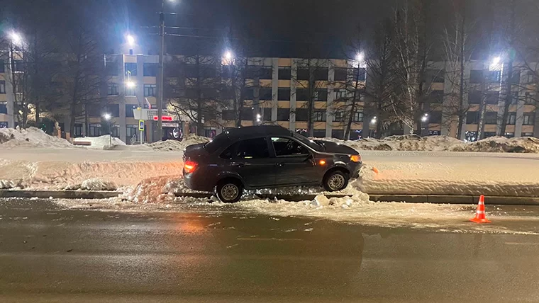 В Нижнекамске на пешеходном переходе сбили девушку