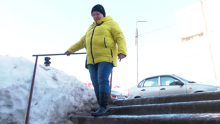 Нижнекамцы с трудом выходят из подъезда дома из-за обледеневших ступеней