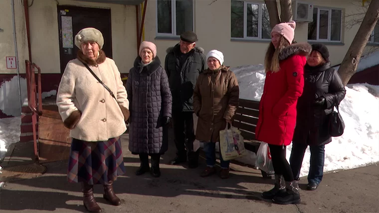 Нижнекамцы всем домом поздравили дворника с 8 Марта