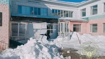 В Татарстане от обрушения входной группы школы пострадала девочка-подросток