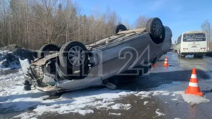 В промзоне Нижнекамска утром 21 марта перевернулась иномарка