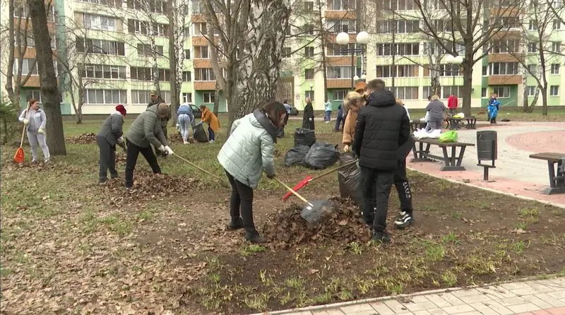 Нижнекамцы на субботнике убрались у памятника жертвам техногенных катастроф