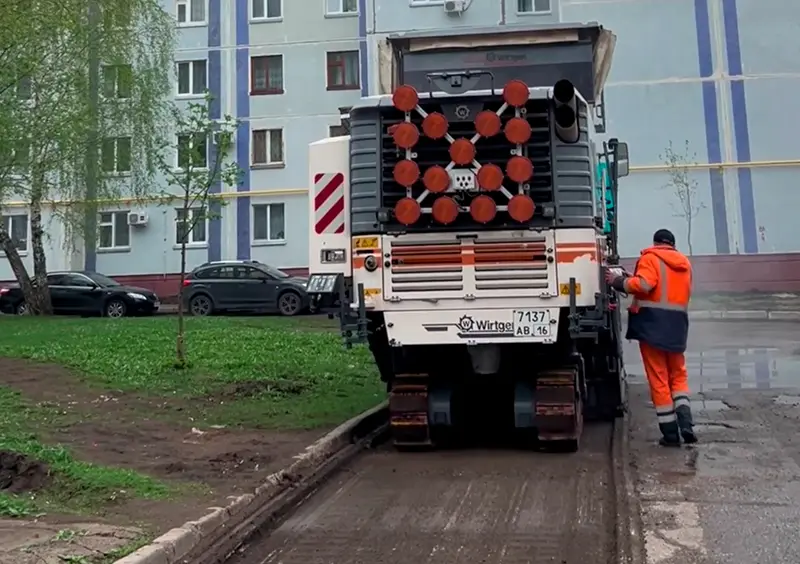 В нижнекамских дворах снимают старый асфальт в рамках программы «Наш двор»