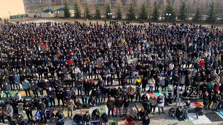 Площадь перед Центральной соборной мечетью в Нижнекамске