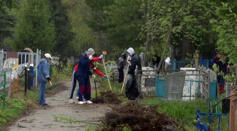 Нижнекамцы провели субботник на городском кладбище