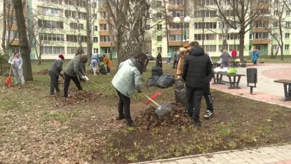 Нижнекамцы на субботнике убрались у памятника жертвам техногенных катастроф