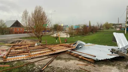 В Буинском районе сильный ветер повредил провода, кровлю частных построек и почты