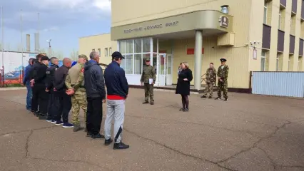 Нижнекамский военкомат отправил на контрактную службу еще 9 новобранцев