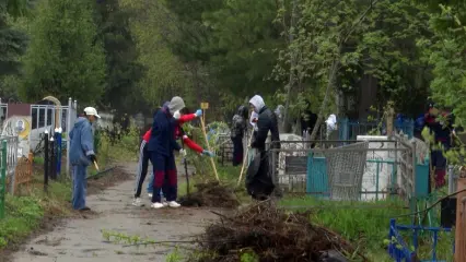 Нижнекамцы провели субботник на городском кладбище