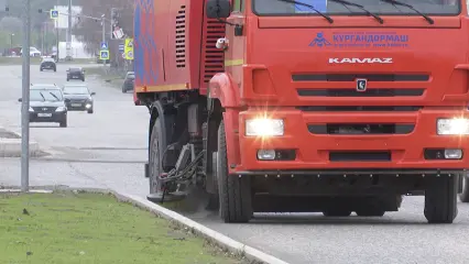 В Нижнекамске появилась новая вакуумная машина-пылесос для очистки бордюров