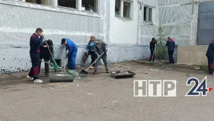 Нижнекамцы устроили субботник у заброшенного здания на улице Спортивной