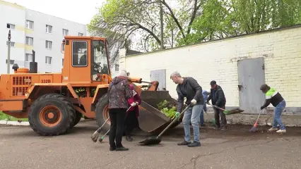 В Нижнекамске прошел субботник на территории бывшего детского сада