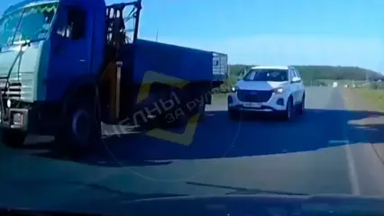 В Нижнекамском районе водитель оказался в опасной ситуации, попавшей на видео