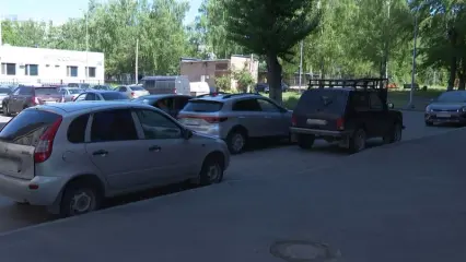 В Нижнекамске во дворе дома девочка на самокате попала под колёса авто