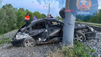 В Татарстане поезд въехал в застрявшую на рельсах иномарку - водитель не пострадал