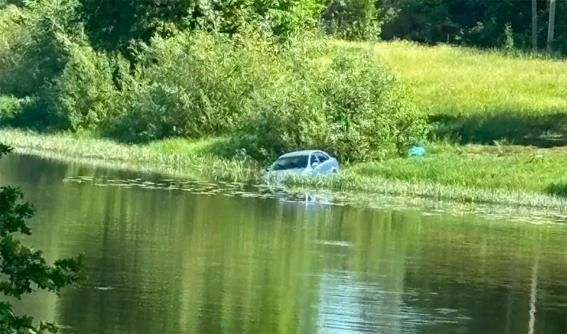 Иномарка в воде стоит уже второй день