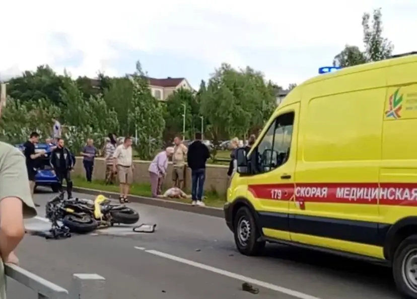 В Нижнекамске на Красном Ключе мотоцикл влетел в легковушку и загорелся