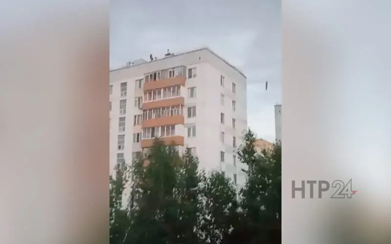 В Нижнекамске сняли на видео компанию подростков на крыше 12-этажки