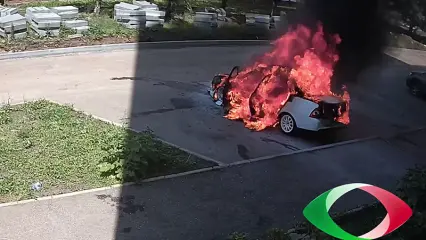 На видео попал момент возгорания легковушки во дворе Нижнекамска