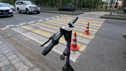 В Нижнекамске двое подростков на электросамокате попали под колеса автомобиля