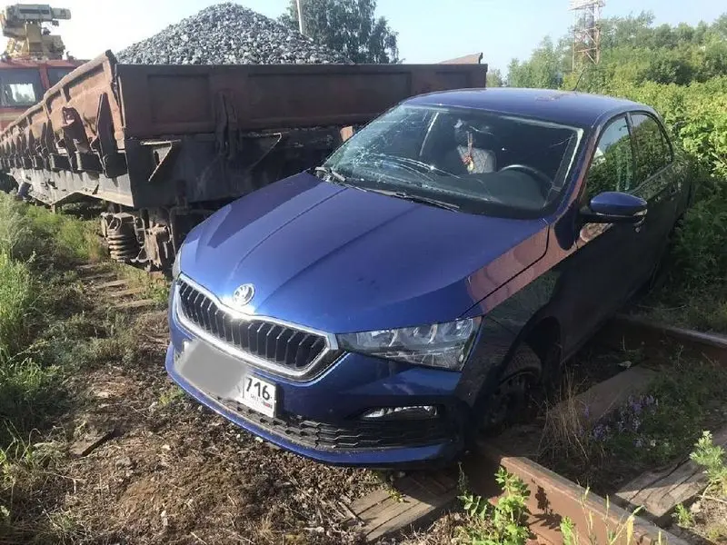 На железнодорожном переезде в Челнах легковушка врезалась в мотовоз