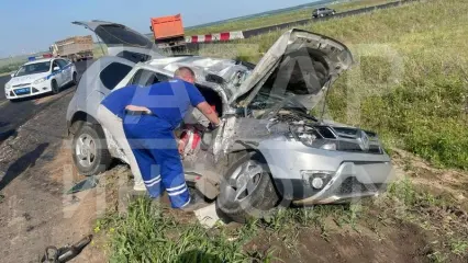 В Нижнекамском районе «Рено Дастер» столкнулся с самосвалом, водителя зажало в салоне