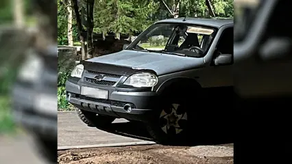 Нижнекамцы заметили, как в городе неизвестные воруют бордюры