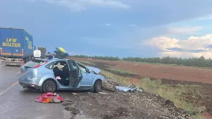 Двое погибли, трое пострадали в столкновении иномарки с фурой в Татарстане