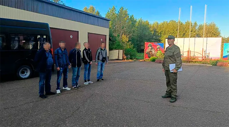 Ранним утром пятеро нижнекамцев отправились служить по контракту