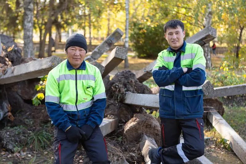 В Нижнекамске работники из Киргизии помогли в субботнике на территории «Базы»