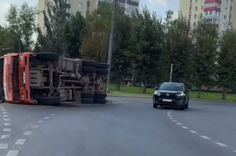 В Нижнекамске опрокинулся груженый землёй «КАМАЗ»