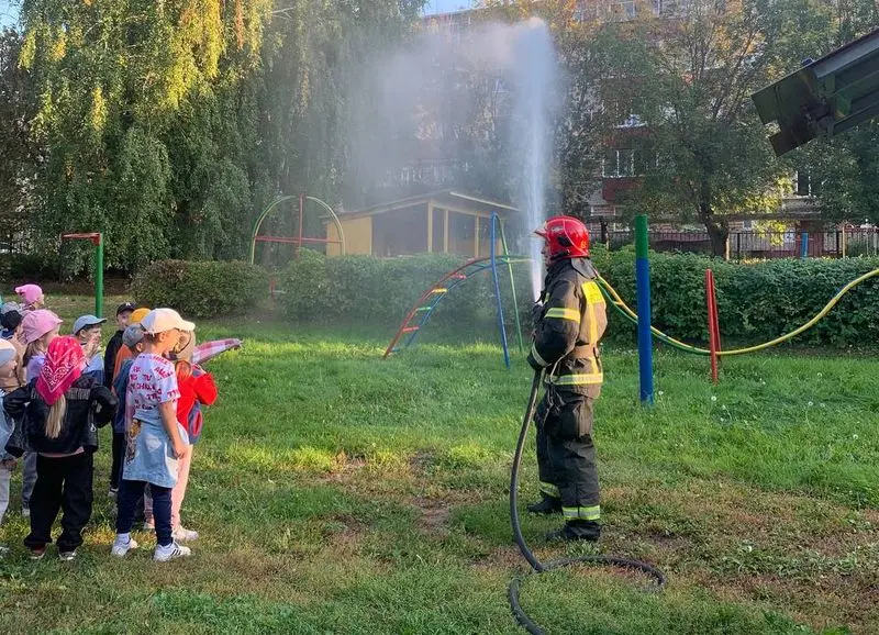 В Нижнекамске дошколятам показали работу пожарной машины