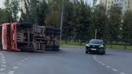 В Нижнекамске опрокинулся груженый землёй «КАМАЗ»