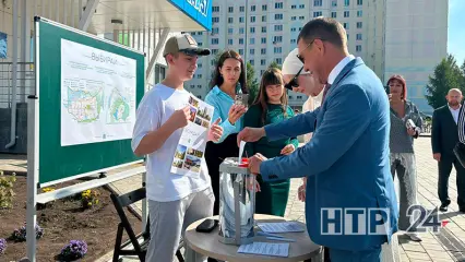 Мэр Нижнекамска пришёл на выборы в Госсовет РТ вместе с супругой