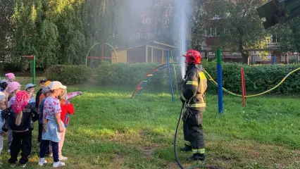 В Нижнекамске дошколятам показали работу пожарной машины