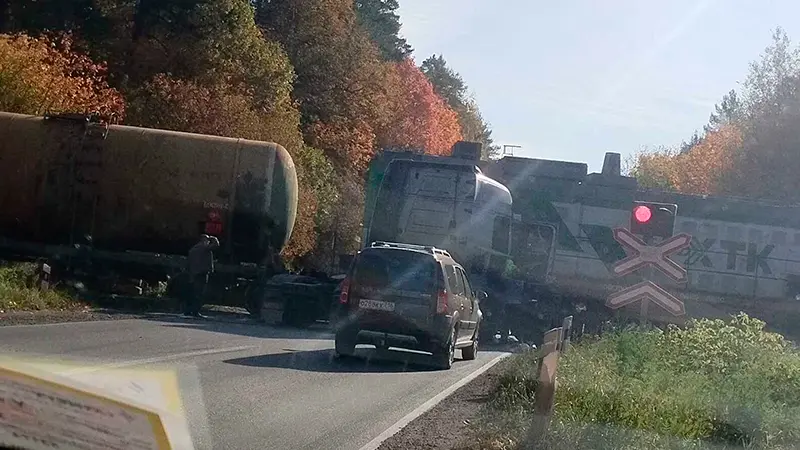 По дороге в промзону Нижнекамска грузовик врезался в поезд