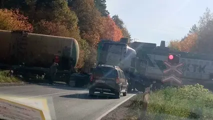 По дороге в промзону Нижнекамска грузовик врезался в поезд