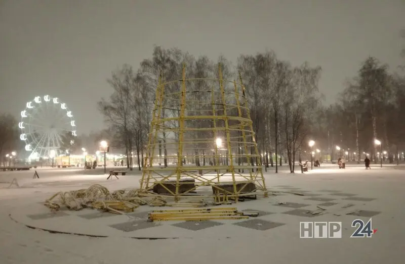 В Нижнекамске в парке «Семья» начался монтаж новогодней ёлки