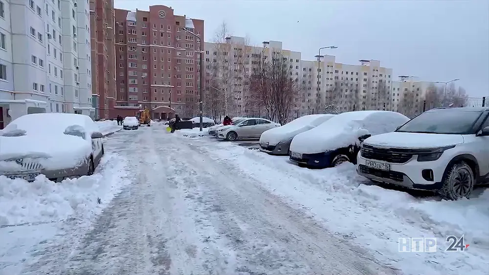 В Нижнекамске автомобили мешают дворникам убирать снег во дворах