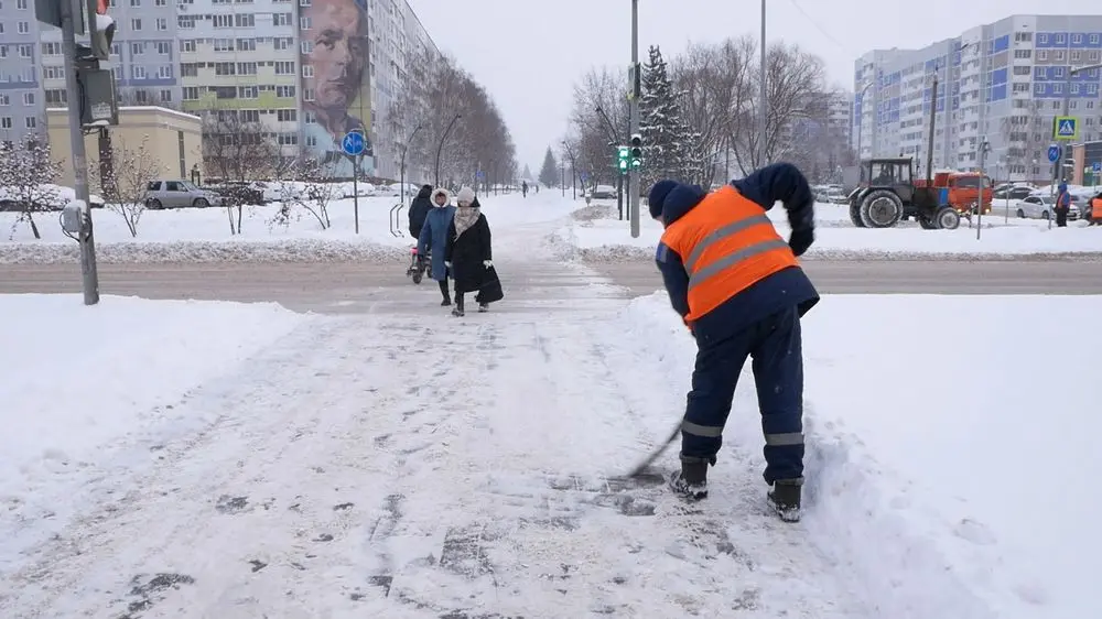 В Нижнекамске ликвидируют последствия снегопадов