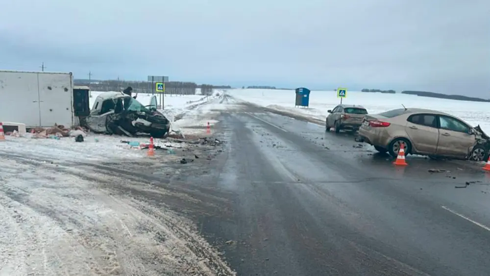 В Татарстане на трассе пострадали три автомобиля и три человека, есть и погибший