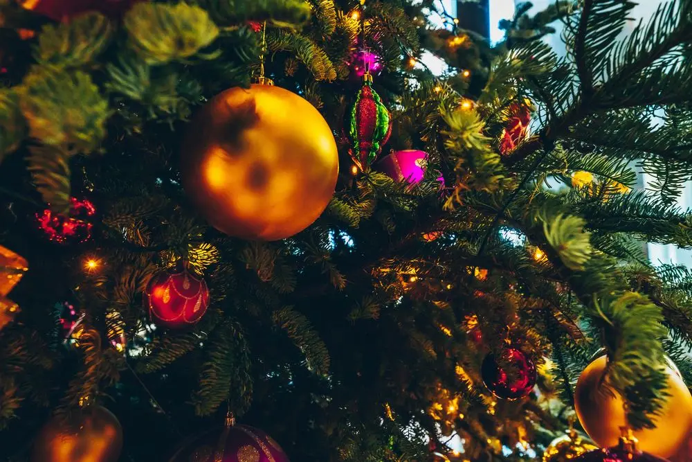 Золотой шарик на ёлке // Фото: unsplash.com/photos/baubles-on-green-christmas-tree-lOP9D8VN7Ew