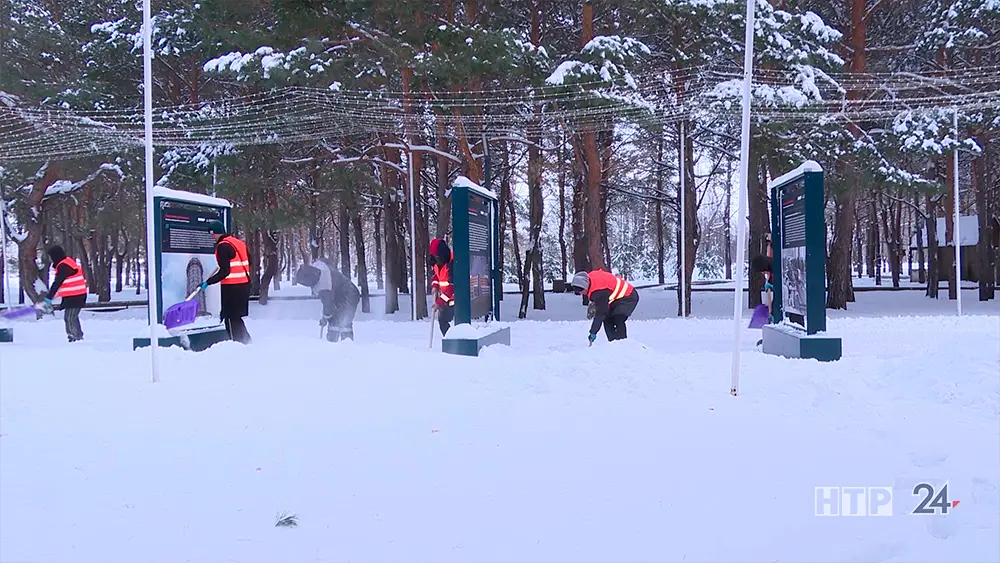 Гости Нижнекамска провели уборку снега в городском парке «Семья»