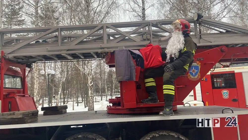 В Нижнекамске пожарные поздравили детей в детской поликлинике № 2, которые вынуждены встречать Новый год в больнице.