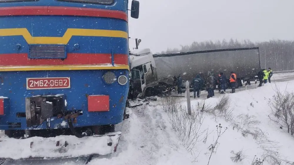 На железнодорожном переезде в Татарстане фура врезалась в тепловоз